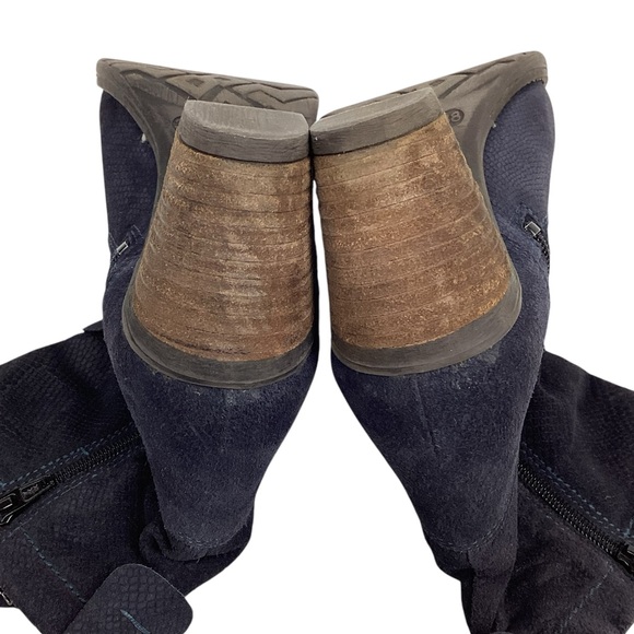 Taos Standout Suede Embossed Boot Black - Picture 8 of 13